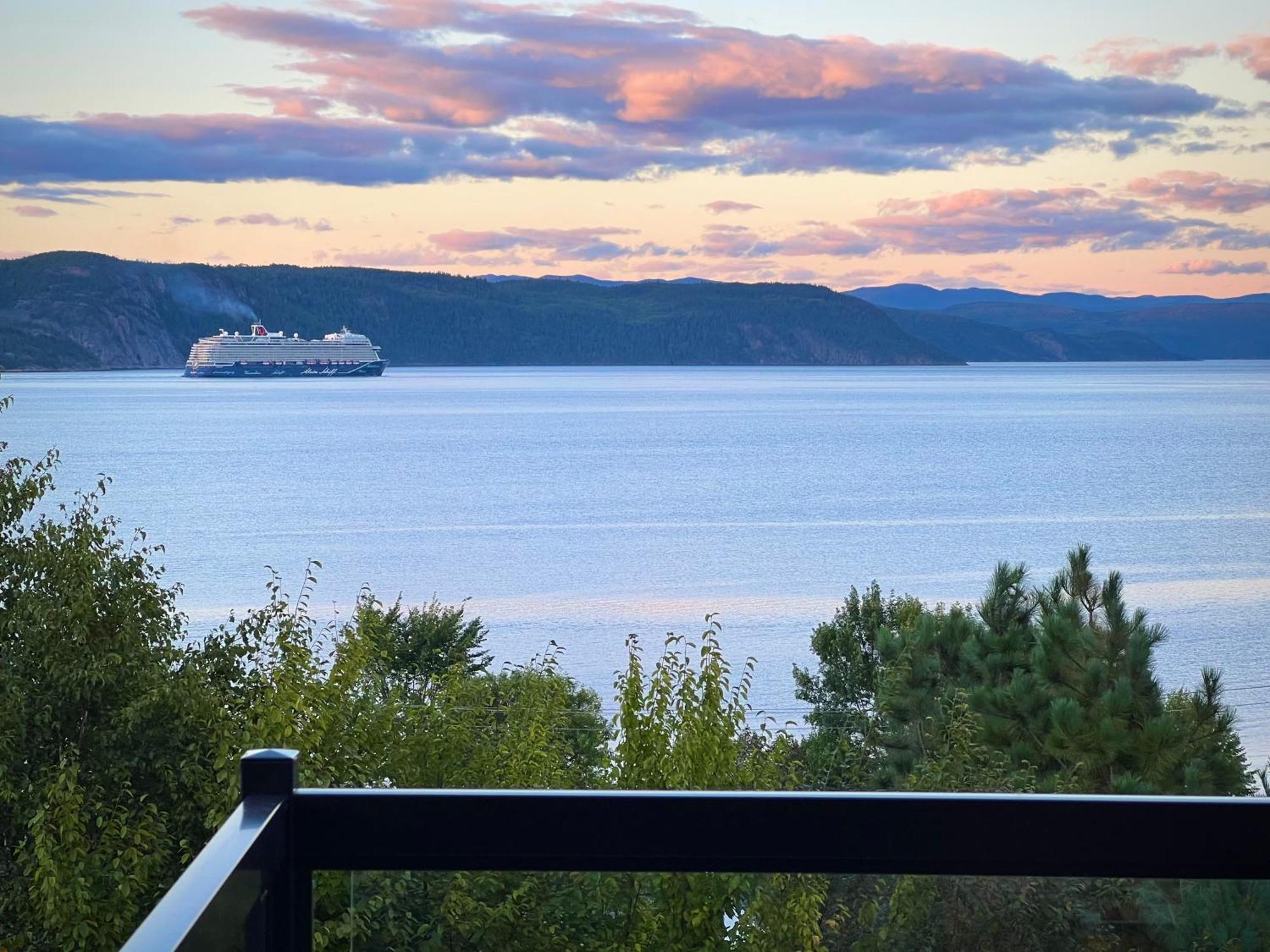 Magical Loft : Breathtaking View & Cozy Fireplace Chicoutimi Kültér fotó